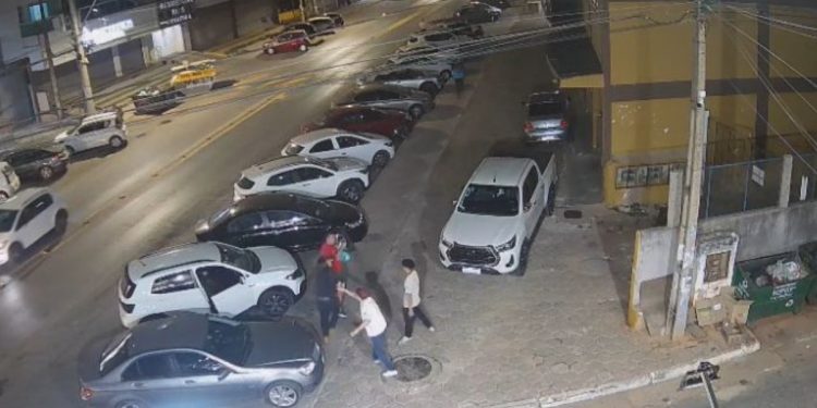 Vídeo: dono de comércio quase arranca braço de assaltante com cutelo