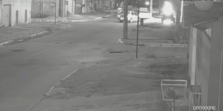 Homem incendeia carro de ex-patrão 9 meses após ser demitido. Vídeo