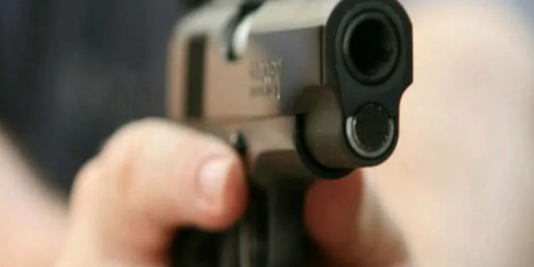 Homem atira em mulher durante manuseio da arma e foge