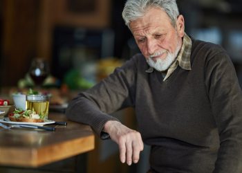 Por que idosos perdem a fome com o passar dos anos? Especialistas revelam