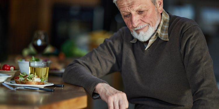 Por que idosos perdem a fome com o passar dos anos? Especialistas revelam