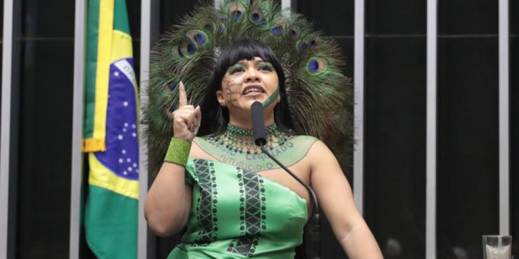 O cocar sagrado, o tarifaço de Trump e a democracia brasileira