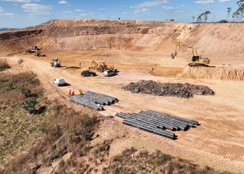 Desabamento de lixão: empresa inicia remoção de resíduos em córrego