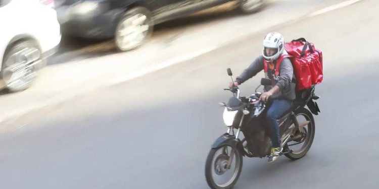 Vídeo: PM dispara spray de pimenta no rosto de motoboy em Águas Claras