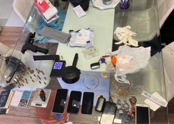 Criança vê sangue escorrer pela parede e polícia acha casal morto