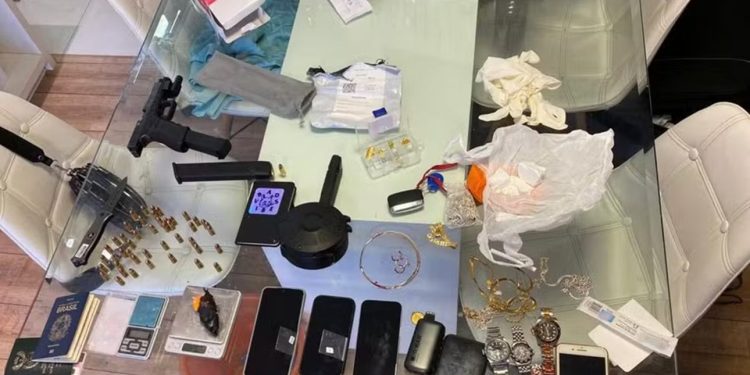 Criança vê sangue escorrer pela parede e polícia acha casal morto