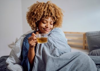 Chá antioxidante ajuda a melhorar memória e sono, além de aliviar dor