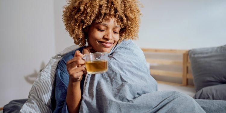 Chá antioxidante ajuda a melhorar memória e sono, além de aliviar dor