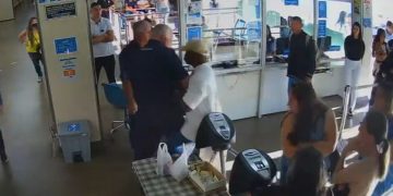 DF: veja momento em que PM de folga invade hospital e ataca vigilantes