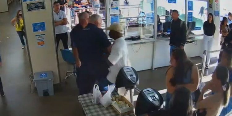 DF: veja momento em que PM de folga invade hospital e ataca vigilantes