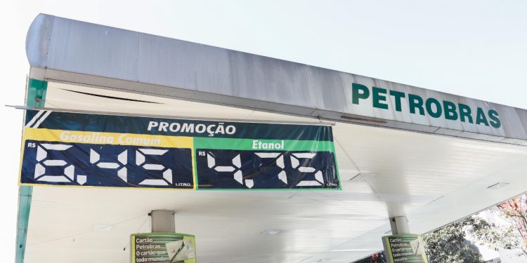Preço da gasolina cai no DF dias após AGU pedir investigação à PF