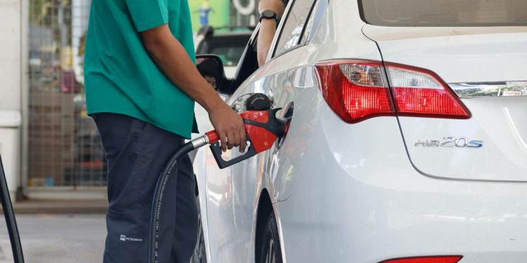 Procon notifica 56 postos do DF para justificarem aumento na gasolina