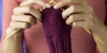Tricotar fortalece o cérebro e combate solidão, confirma estudo