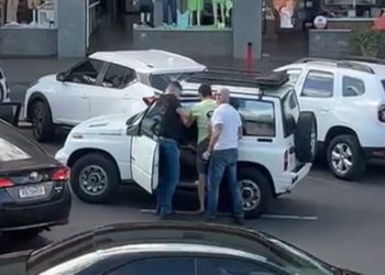 Novo vídeo mostra publicitário rendido e apanhando de policiais na frente do filho