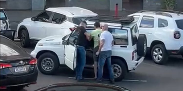 Novo vídeo mostra publicitário rendido e apanhando de policiais na frente do filho