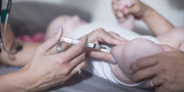 Nova vacina no SUS: o que muda na proteção de bebês contra meningite