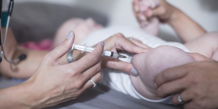 Nova vacina no SUS: o que muda na proteção de bebês contra meningite