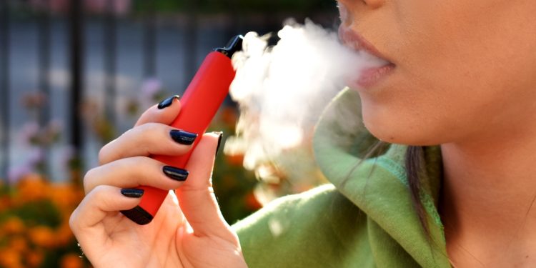 Influenciados por amigos: conheça perfil de adolescentes que usam vape