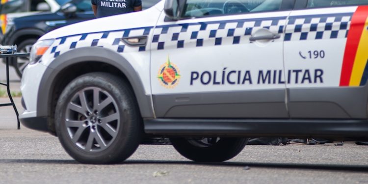 Homem agride e mantém companheira refém com facão no Distrito Federal