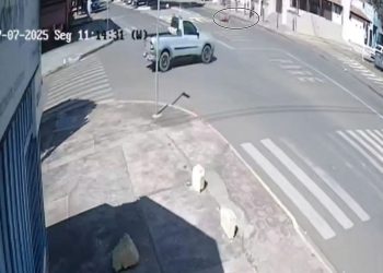 Vídeo: idosa leva “voadora” quando andava de bike e sofre ferimentos