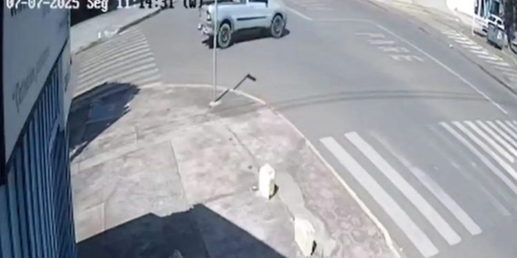 Vídeo: idosa leva “voadora” quando andava de bike e sofre ferimentos