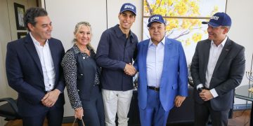 Ao lado de piloto da F1, Ibaneis anuncia data para reabrir Autódromo