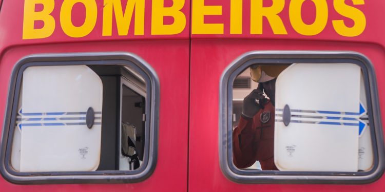 Cinco pessoas caem dentro de ônibus e são levadas a hospital no DF