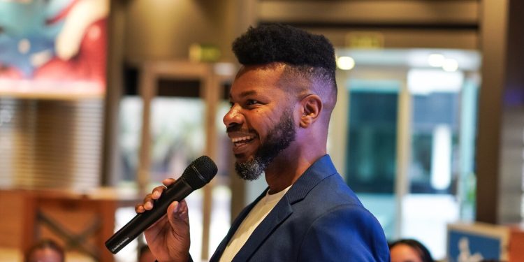 “É impossível discutir a ausência paterna no Brasil sem a dimensão racial”, diz educador