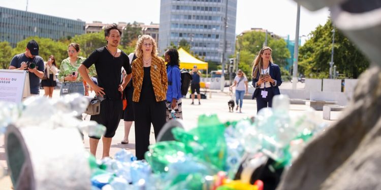 Brasil muda posição sobre banir plásticos e se aproxima de produtores de petróleo