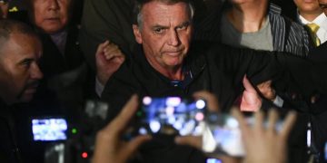 Restrição a redes de Bolsonaro divide juristas mas aliados seguem fortes nos aplicativos