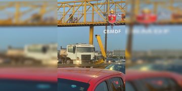 Carreta bate contra passarela de pedestres e trava a Estrutural