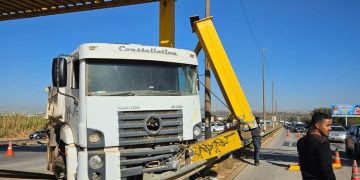 Passarela poderia ter caído após batida, diz superintendente do DER