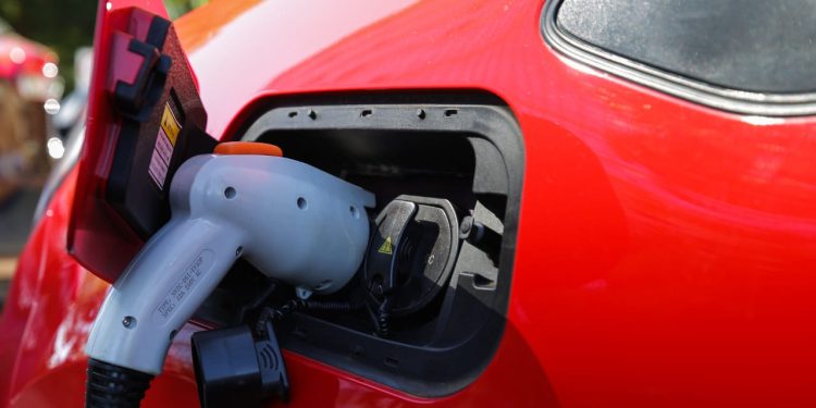 Aumento de 10.000% na frota elétrica acende alerta para apagões no DF