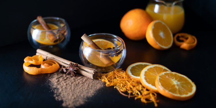 Casca de laranja e canela: saiba como o chá aromático ajuda a saúde