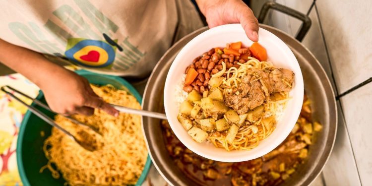 Fome caiu, mas falta biodiversidade na dieta brasileira, dizem nutris