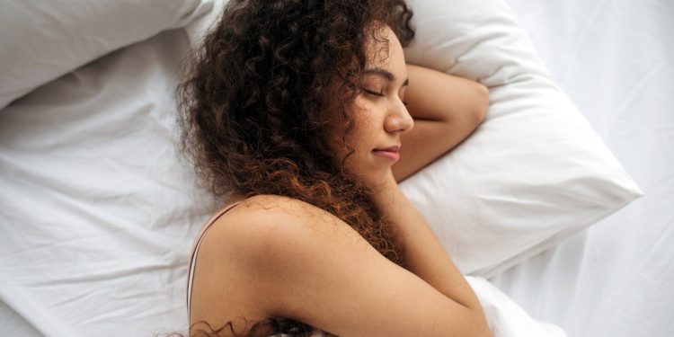 Dormir bem é essencial para o equilíbrio feminino após os 30 anos