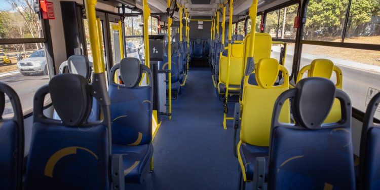 Empresa é condenada a indenizar passageira arremessada de ônibus no DF