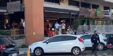 Parte do teto de restaurante Nazo cai em cima de cliente no DF