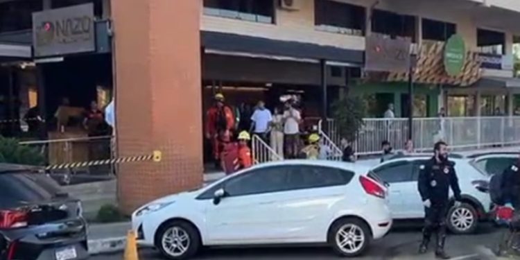 Parte do teto de restaurante Nazo cai em cima de cliente no DF