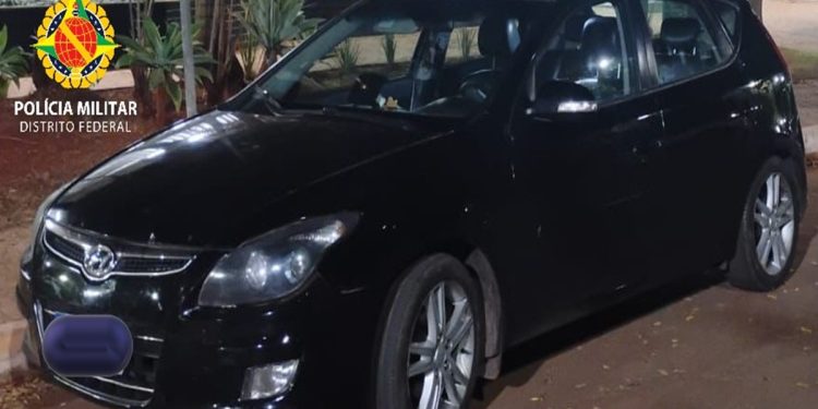 Drogas no carro: motorista foge de blitz em marcha à ré e acaba preso