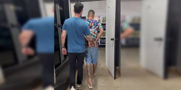 Vídeo: jovem é esmurrada pelo namorado e jogada de carro em movimento