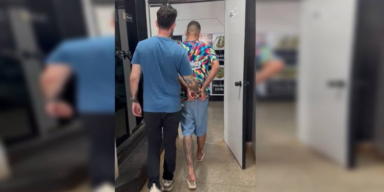 Vídeo: jovem é esmurrada pelo namorado e jogada de carro em movimento