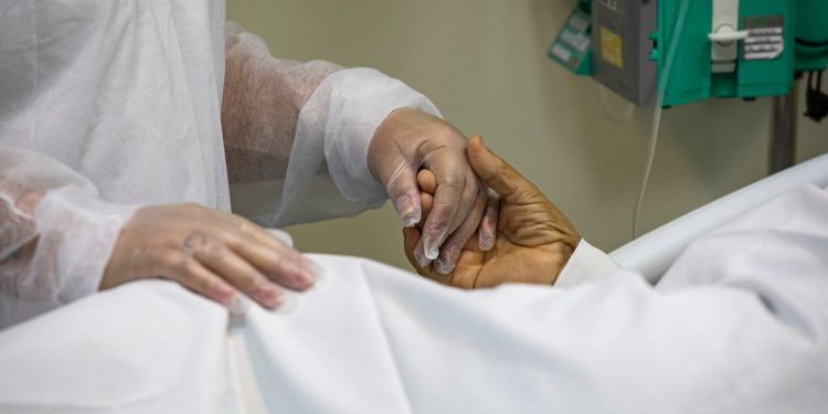 Enfermeira revela 3 sinais comuns nas últimas 24 horas antes da morte