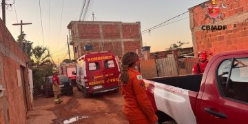 Criança de 1 ano fica em estado grave após se afogar em balde no DF