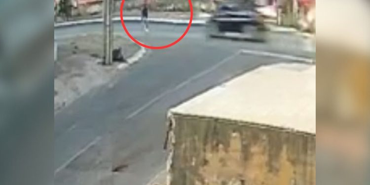 Novo vídeo mostra momento em que motorista foge ao atropelar pedestre