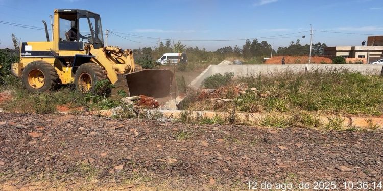 DF Legal passa o trator em condomínio clandestino perto de nascente