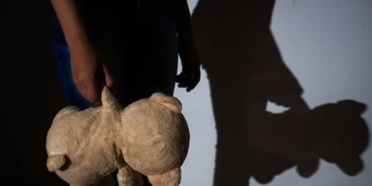 Polícia fecha prostíbulo e prende mulheres por maus-tratos a crianças