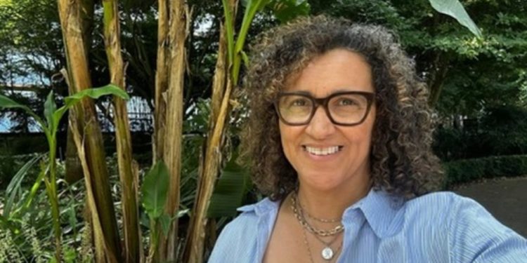 Mulher descobre tumor cerebral após alerta de smartwatch. Entenda