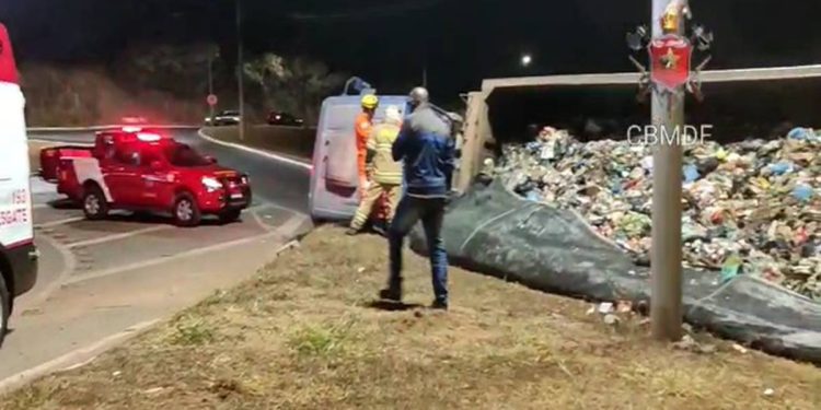 Carreta tomba e espalha entulho na margem da EPIA. Veja imagens