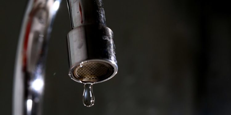 Moradores de região do DF ficam sem água após rompimento na rede